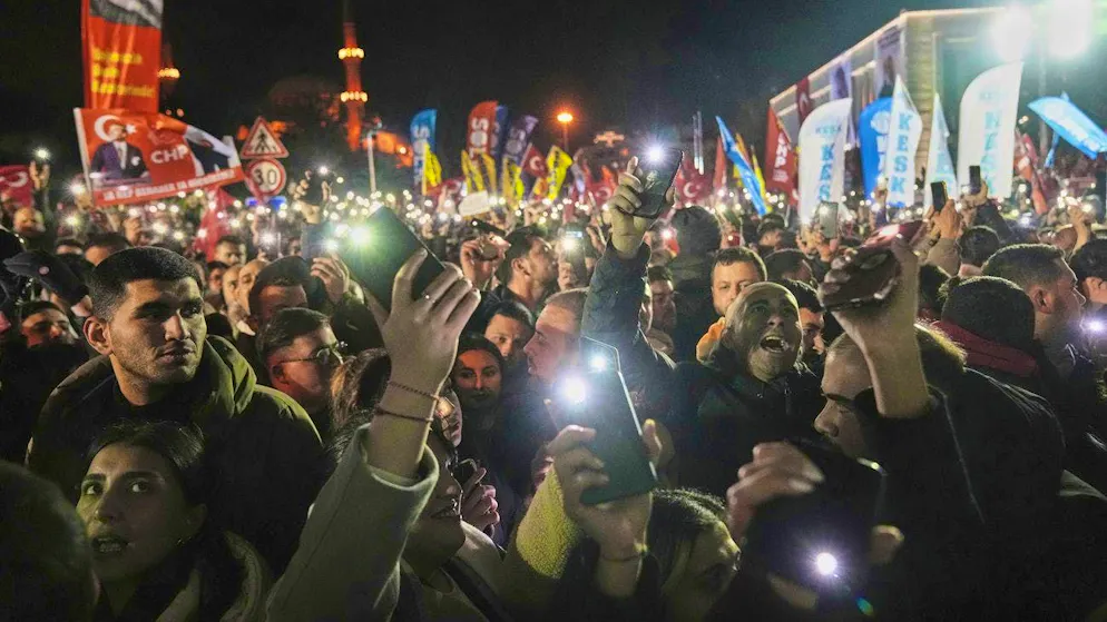 People protest against the arrest of Istanbul Mayor Ekrem Imamoglu in front of Istanbul City Hall on Wednesday.