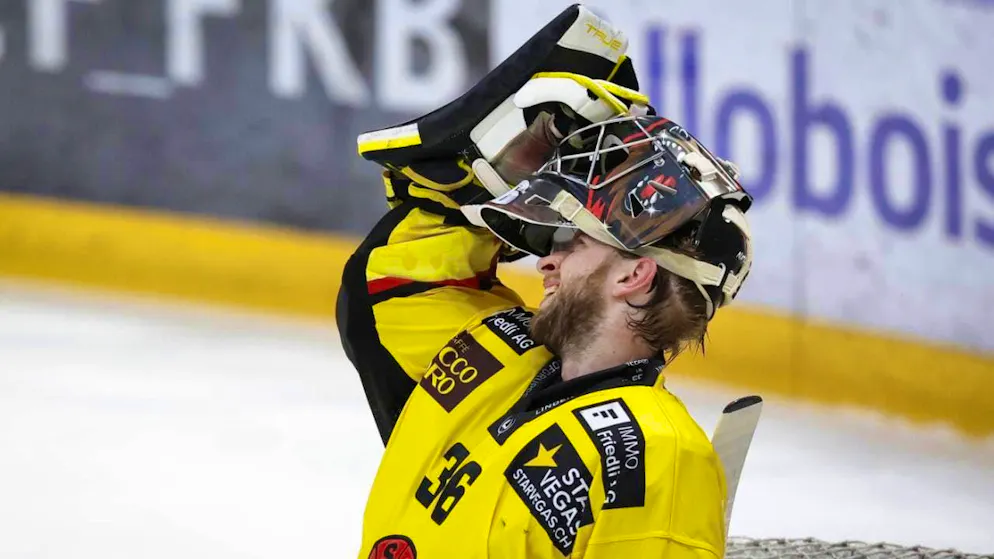 Adam Reideborn lets a durable shot from Christoph Bertschy pass.