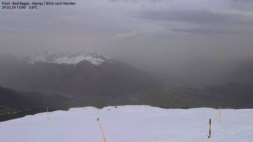 Am Freitag sind höhere Saharastaub-Konzentrationen zu erwarten - Gallery. Der Saharastaub trübt die Luft und färbt sie bei hoher Konzentration gelblich: Blich vom Pizol am 29. März 2024.