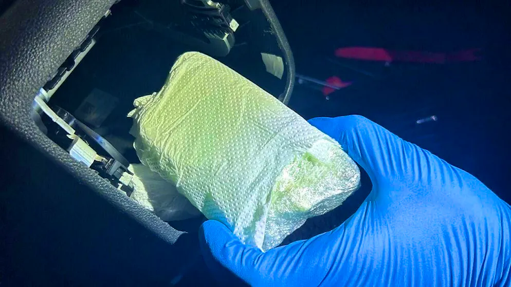 Customs officials seize drugs during car transport in Valais - Gallery. An Albanian had hidden cocaine in the center console of his car.
