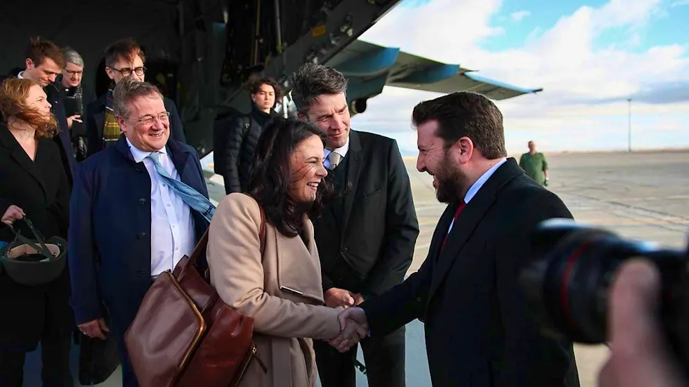 dpatopbilder - Annalena Baerbock (Alliance 90/The Greens), Federal Foreign Minister, steps out of an air force plane and is greeted by Jassir al-Jundi, Assistant to the Foreign Minister for European Affairs in Damascus. Photo: Hannes P. Albert/dpa