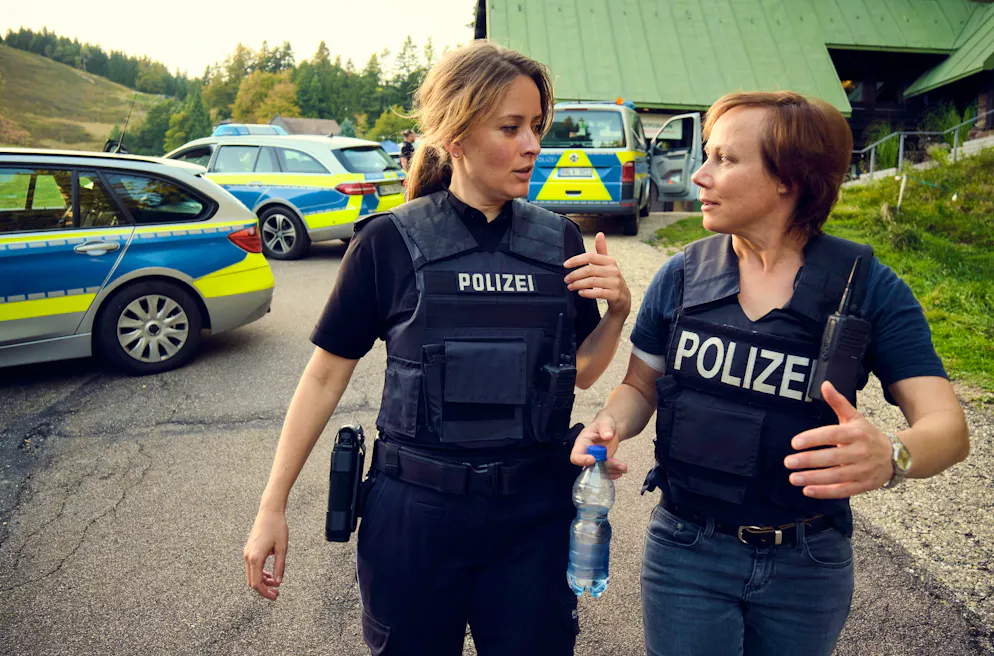 «Tatort» im Check: Gibt es die Schwarzwald-Seilbahn aus dem «Tatort» wirklich?. Franziska Tobler (Eva Löbau, rechts) erhält Unterstützung von Polizistin Steffi (Lucia Schulz).