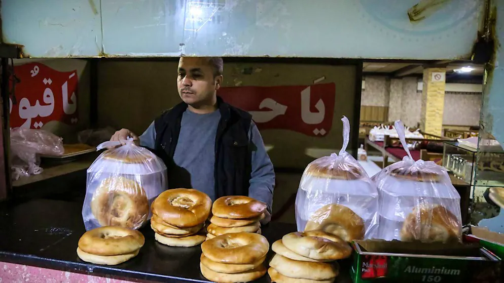 Gemäss dem SEM hat sich die Lage in Afghanistan verbessert: Freiwilliger bei der Essensausgabe zum Fastenbrechen während des Ramadans in Kabul.