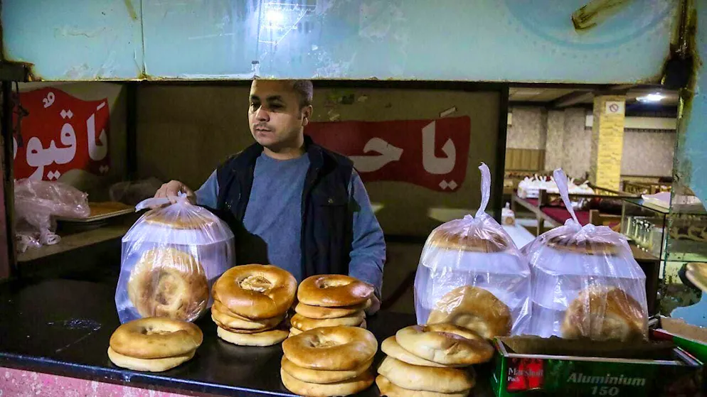 According to the SEM, the situation in Afghanistan has improved: Volunteer serving food to break the fast during Ramadan in Kabul.