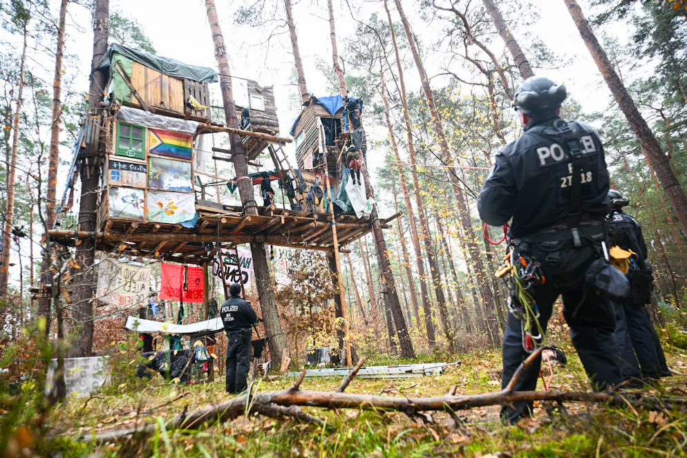Drei Jahre Tesla: Zwischen Zuversicht und Protest - Gallery. Ein Protestcamp gegen Tesla hat die Polizei nach fast neun Monaten aufgelöst (Archivbild). 