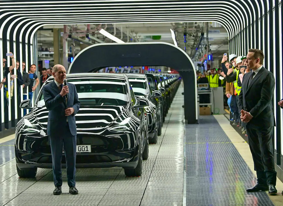 Three years of Tesla: between confidence and protest - Gallery. Federal Chancellor Olaf Scholz (l) attended the opening of the Tesla factory in Grünheide with company boss Elon Musk (archive photo). 