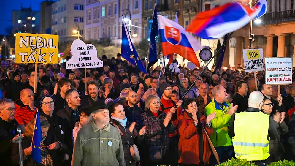 People demonstrate under the slogan "Slovakia is Europe". The demonstrators accuse the Slovakian government of authoritarian tendencies. Photo: Franti?ek Iván/TASR/dpa