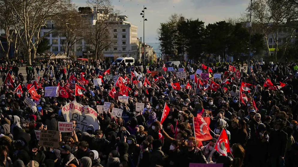 Die türkischen Finanzmärkte stehen seit der Verhaftung von Oppositionspolitiker Ekrem Imamoglu massiv unter Druck - im Bild Demonstranten in Istanbul.