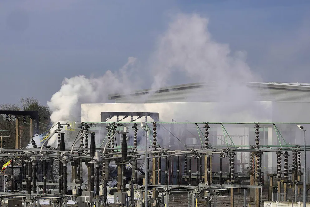 Brand bei Londoner Flughafen Heathrow. Die Ursache des Brandes wird nun ermittelt.