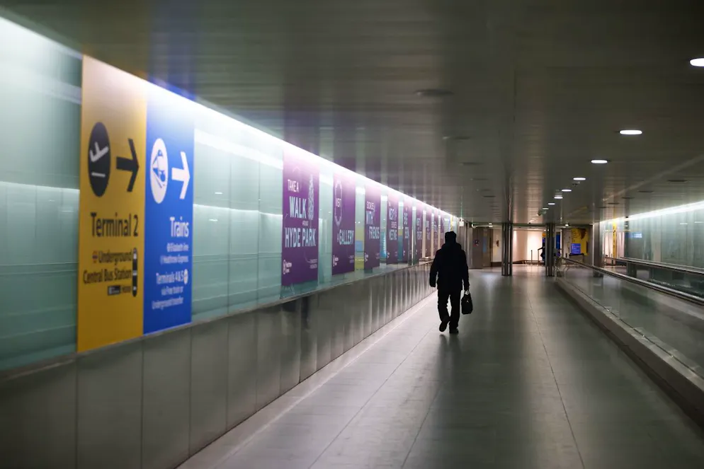 Eine einzelne Person in einem Tunnel