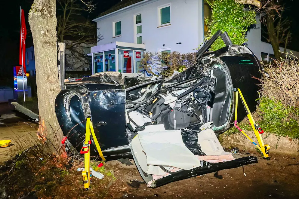 dpatopbilder - 20.03.2025, Baden-Württemberg, Ludwigsburg: Ein zerstörtes Auto liegt an einer Unfallstelle. Bei einem mutmaßlichen Autorennen sind in Ludwigsburg zwei unbeteiligte Frauen ums Leben gekommen. Foto: Andreas Rometsch/KS-Images.de/dpa +++ dpa-Bildfunk +++ (KEYSTONE/DPA/Andreas Rometsch)