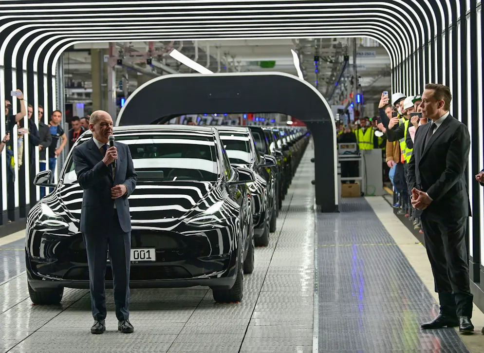Drei Jahre Tesla: Zwischen Zuversicht und Protest - Gallery. Bundeskanzler Olaf Scholz (l) ist zur Eröffnung der Tesla-Fabrik in Grünheide mit Firmenchef Elon Musk gekommen (Archivbild). 