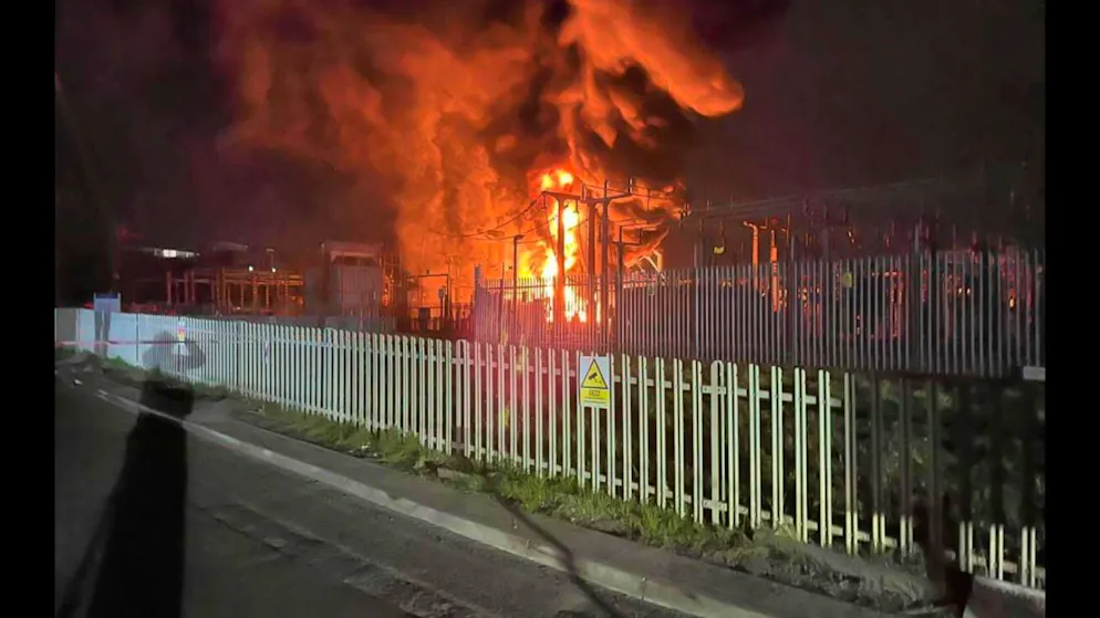 HANDOUT - Dieses von der Londoner Feuerwehr zur Verfügung gestellte Foto zeigt ein Feuer im Umspannwerk North Hyde. Der Londoner Großflughafen Heathrow ist in der Nacht wegen eines Stromausfalls geschlossen worden. Foto: London Fire Brigade/London Fire Brigade/AP/dpa - ACHTUNG: Nur zur redaktionellen Verwendung bis zum 03.04.2025 im Zusammenhang mit der aktuellen Berichterstattung und nur mit vollständiger Nennung des vorstehenden Credits