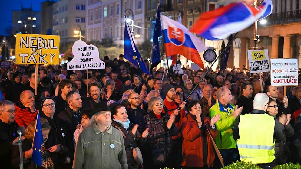 Menschen demonstrieren unter dem Motto «Die Slowakei ist Europa». Die Demonstranten werfen der slowakischen Regierung autoritäre Tendenzen vor. Foto: Franti?ek Iván/TASR/dpa