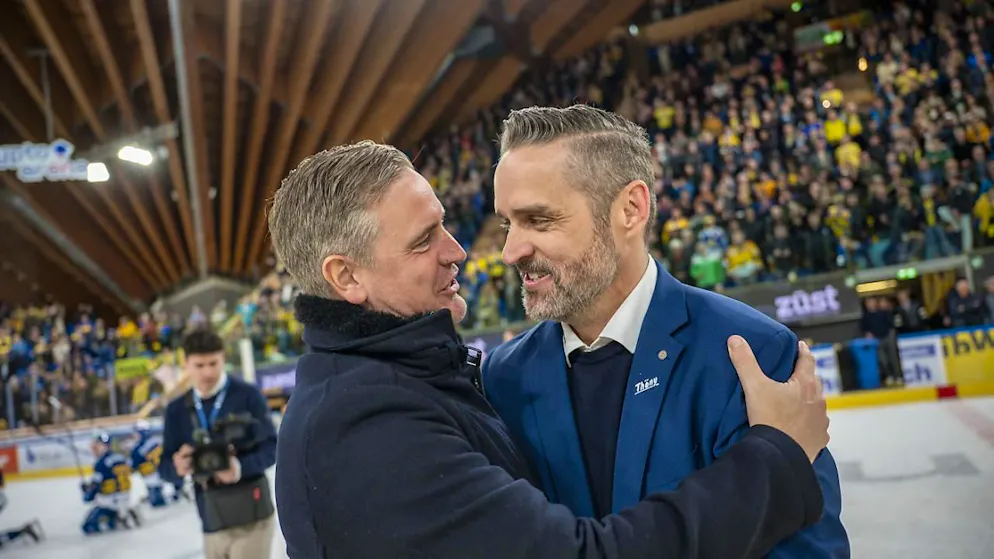 Abschied von und Gratulation an einen guten Freund: Zugs scheidender Coach Dan Tangnes (li.) umarmt den Davoser Cheftrainer Josh Holden