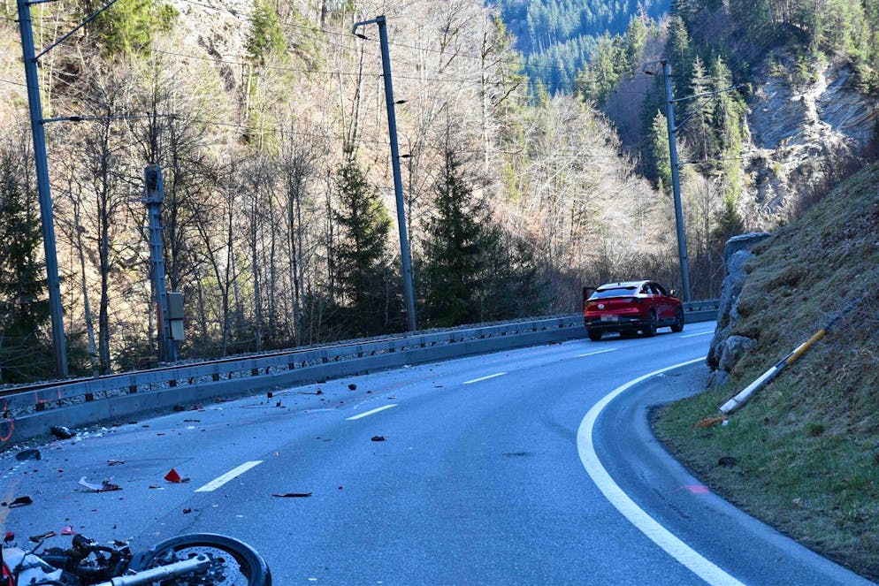 Die Polizei musste die Strasse nach dem Unfall sperren. 