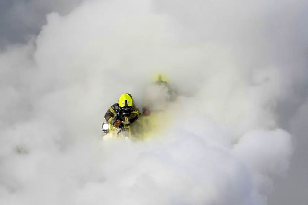 Brand bei Londoner Flughafen Heathrow. Über mehrere Stunden löschen die Einsatztkräfte nun den Brand. 