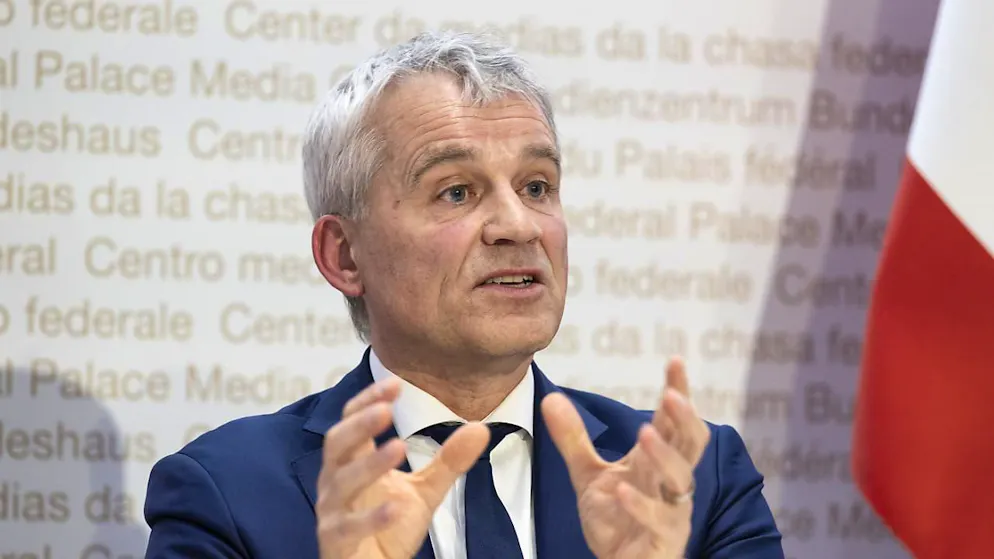 Justizminister Beat Jans erläutert vor den Medien das Nein des Bundesrat zur SVP-Initiative "Keine 10-Millionen-Schweiz".