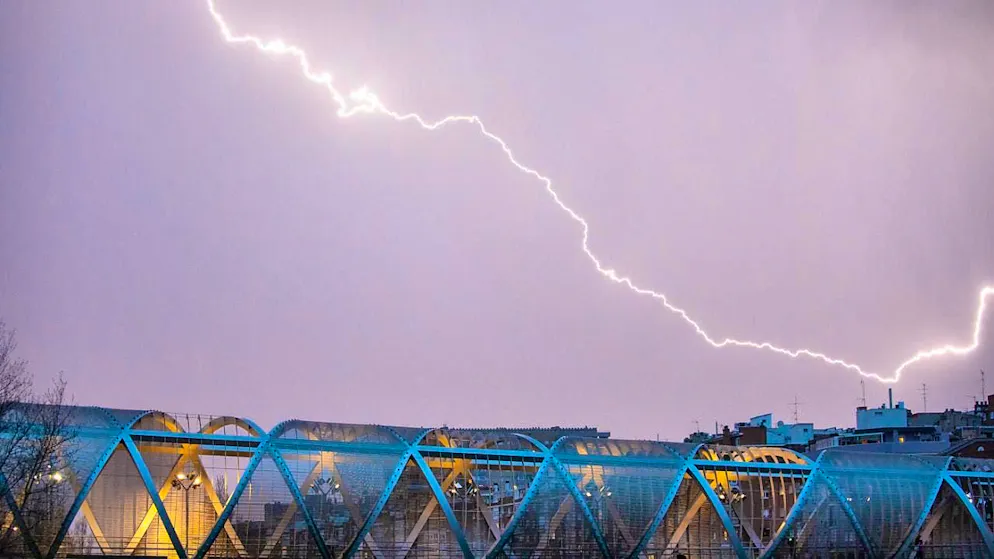 dpatopbilder - Lightning discharges during the storm "Martinho" over the Perrault Bridge on the Manzanares River. Photo: David Canales/SOPA Images via ZUMA Press Wire/dpa