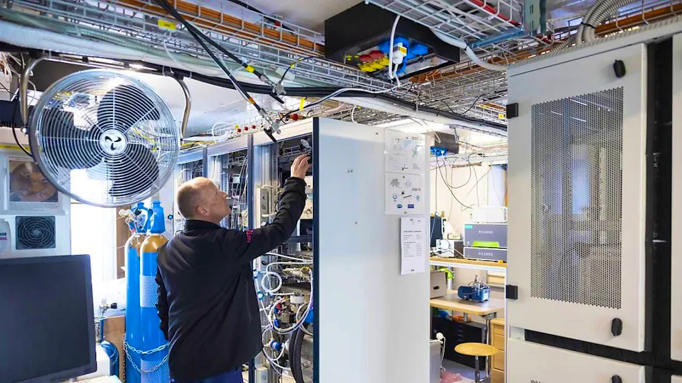 Tourists complicate measurements at the high alpine research station - Gallery. Various measurements are carried out at the research station using a range of equipment.
