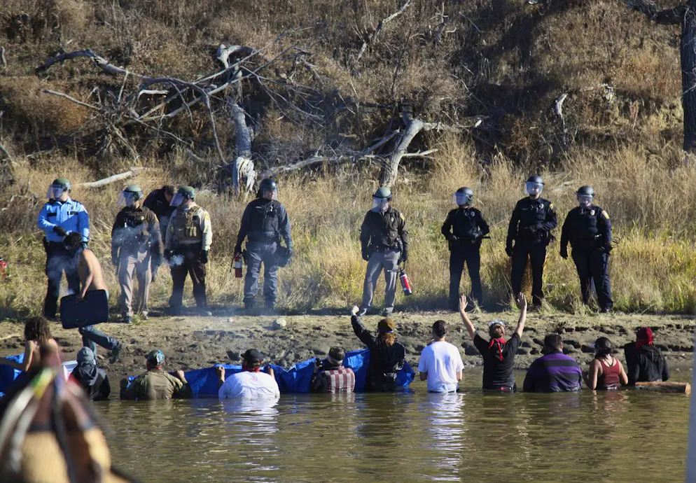 Schon 2016 demonstrierten Menschen gegen die Pipeline Dakota Access. Jetzt hat ein US-Gericht Greenpeace wegen Unterstützung der Proteste zu 660 Millionen Dollar Schadenersatz verurteilt. 