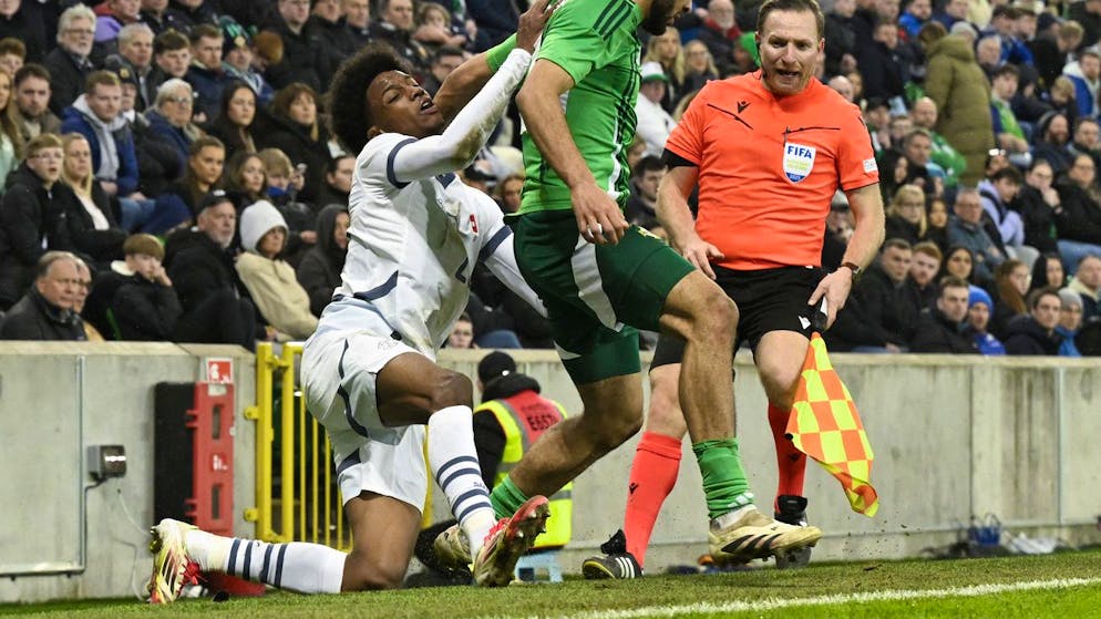 Hat sich Sanches schwer verletzt?. Bei dieser Aktion scheint sich Sanches verletzt zu haben.