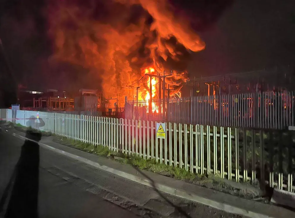 Brand bei Londoner Flughafen Heathrow. Ein Brand in einem Umspannwerk soll für den Stromausfall verantwortlich sein.