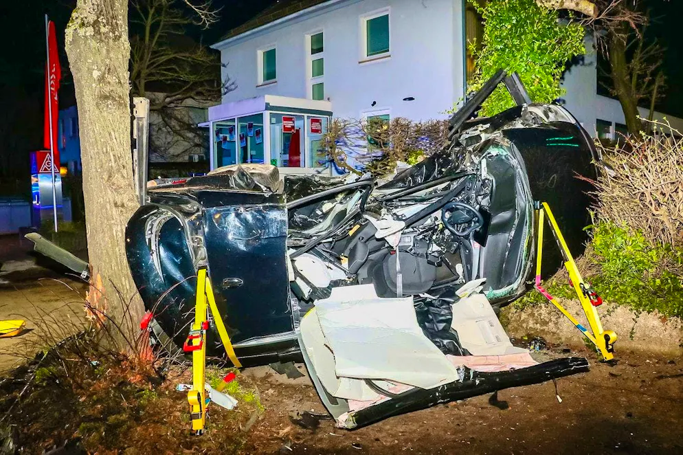 dpatopbilder - 20.03.2025, Baden-Württemberg, Ludwigsburg: A destroyed car lies at the scene of an accident. Two uninvolved women were killed in a suspected car race in Ludwigsburg. Photo: Andreas Rometsch/KS-Images.de/dpa +++ dpa-Bildfunk +++ (KEYSTONE/DPA/Andreas Rometsch)