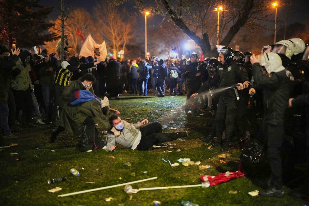 Tausende demonstrieren für ihren verhafteten Oberbürgermeister. Die Polizei geht gegen die präventiv für illegal erklärten Kundgebungen vor.