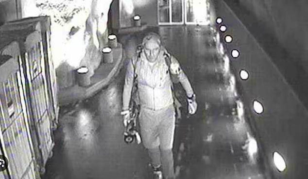 Cette image provenant d'une caméra de surveillance montre peut-être Karl-Erivan Haub, l'héritier disparu de Tengelmann, en route vers le Petit Cervin le 7 avril 2018.