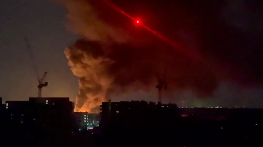 Brand bei Londoner Flughafen Heathrow. Tausende Passagiere weltweit sitzen an Flughäfen fest.