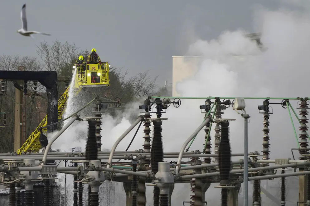Brand bei Londoner Flughafen Heathrow. Die Feuerwehr verkündet, den Brand unter Kontrolle gebracht zu haben. 