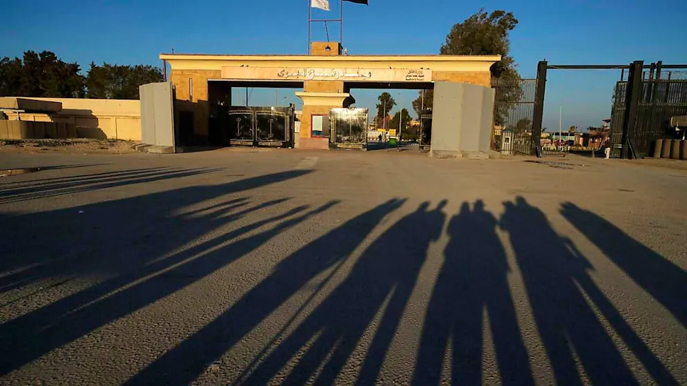 ARCHIV - Medienvertreter warten auf palästinensische Gefangene und Verletzte am Grenzübergang Rafah. Foto: Amr Nabil/AP/dpa