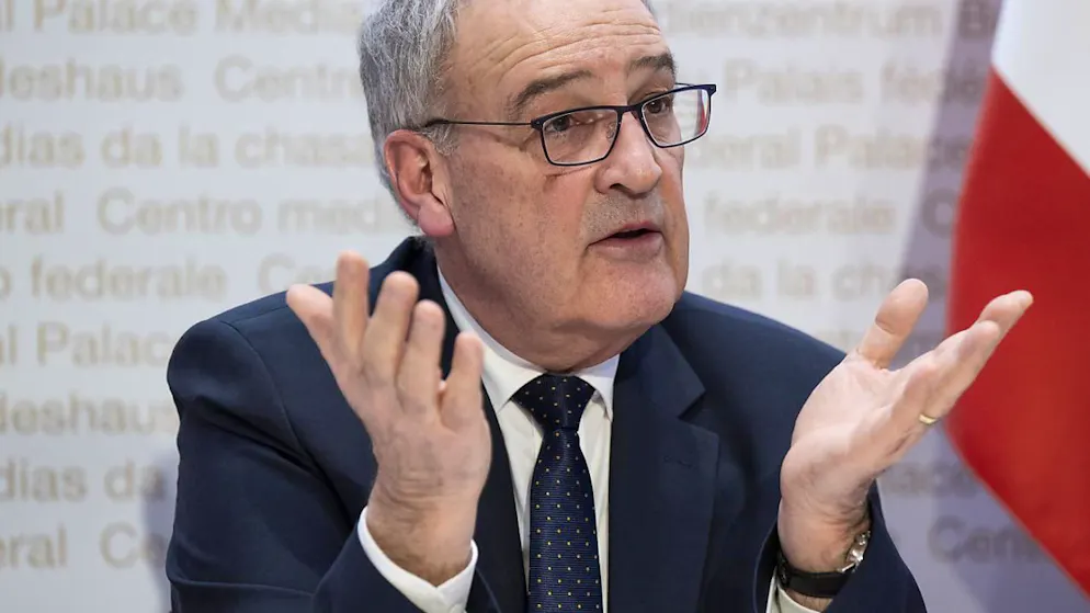 Wirtschaftsminister Guy Parmelin kann nach rund achtzig Gesprächsrunden zwischen den Sozialpartnern und den Kantonen einen Kompromiss zur Sicherung des Lohnschutzes gegenüber der EU präsentieren.