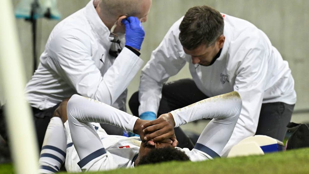 Hat sich Sanches schwer verletzt?. Alvyn Sanches muss gegen Nordirland kurz vor Schluss behandelt werden.