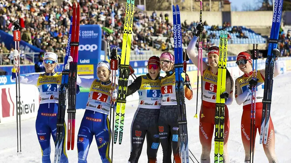 Swiss duos in team sprint with two podium places - Gallery. Anja Weber and Nadine Fähndrich (far right) wave to the audience at the award ceremony.