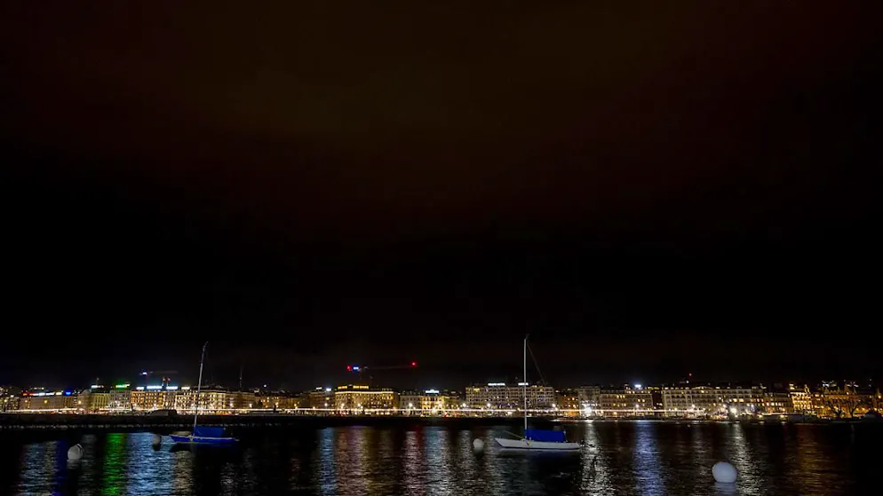 Viele Schweizer Gemeinden schalteten zur «Earth Hour» Lichter aus - Gallery. Die Stadt Genf am Samstagabend während der «Earth Hour» ohne «Jet d'Eau». . .