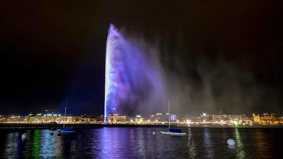 Viele Schweizer Gemeinden schalteten zur «Earth Hour» Lichter aus - Gallery. . . .und mit Wasserfontäne nach Wiedereinschalten der Beleuchtung.