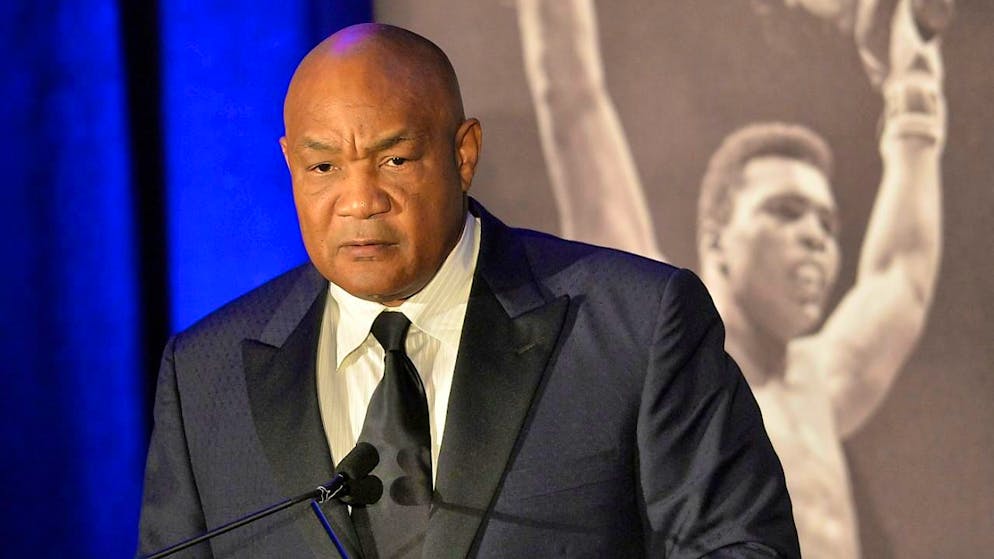 ARCHIV - Der ehemalige Schwergewichts-Boxchampion George Foreman wirft Muhammad Ali während der Sports Illustrated Legacy Awards am Donnerstag, 1. Oktober 2015, in Louisville, Kyoto, einen strengen Blick zu. Foreman ist tot. Er starb friedlich am Freitag (Ortszeit) im Kreise seiner Familie. Foto: Timothy D. Easley/AP/dpa