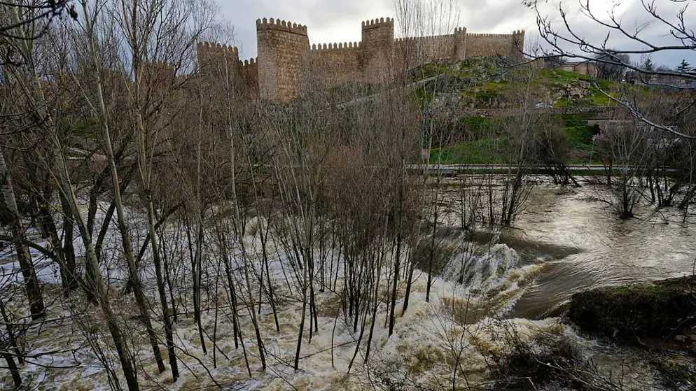 Die für ihre Festungsanlagen berühmte spanische Stadt Avila steht teilweise unter Wasser. Für die Stadt gilt seit Samstag der Alarm- und Ausnahmezustand.