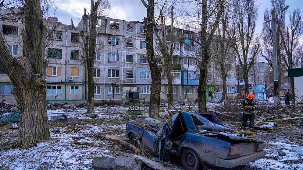 ARCHIVE - A rescue worker clears the rubble from a residential building. Photo: Evgeniy Maloletka/AP/dpa/Archive photo