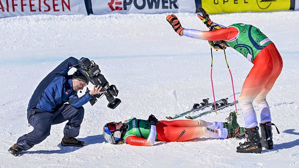 Ryan Regez (rechts) weiss, wem er seine zweite WM-Goldmedaille zu verdanken hat: Als der Triumph perfekt ist, verbiegt sich der Berner vor Fanny Smith
