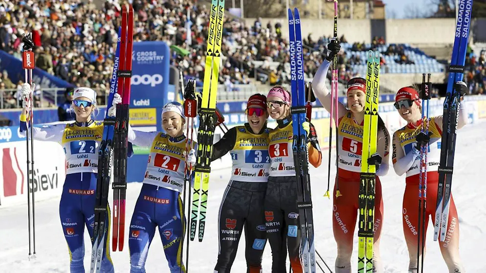 Schweizer Duos im Team-Sprint mit zwei Podestplätzen - Gallery. Anja Weber und Nadine Fähndrich (ganz rechts) winken bei der Siegerehrung dem Publikum zu.