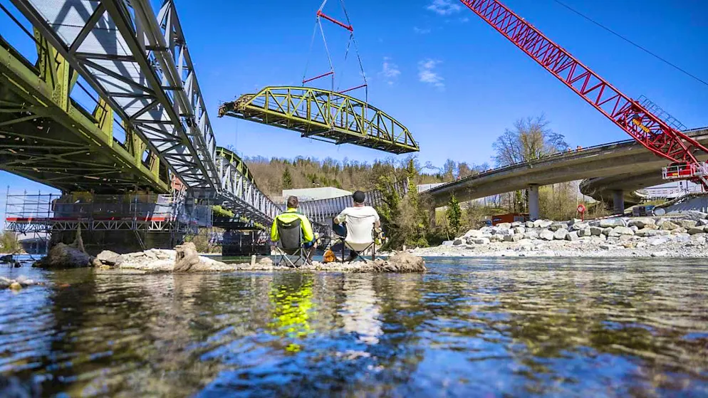 One of three steel structures of the Fluhmühle Reuss Bridge from 1920 is lifted off with a crawler crane for renovation work and then transported away.