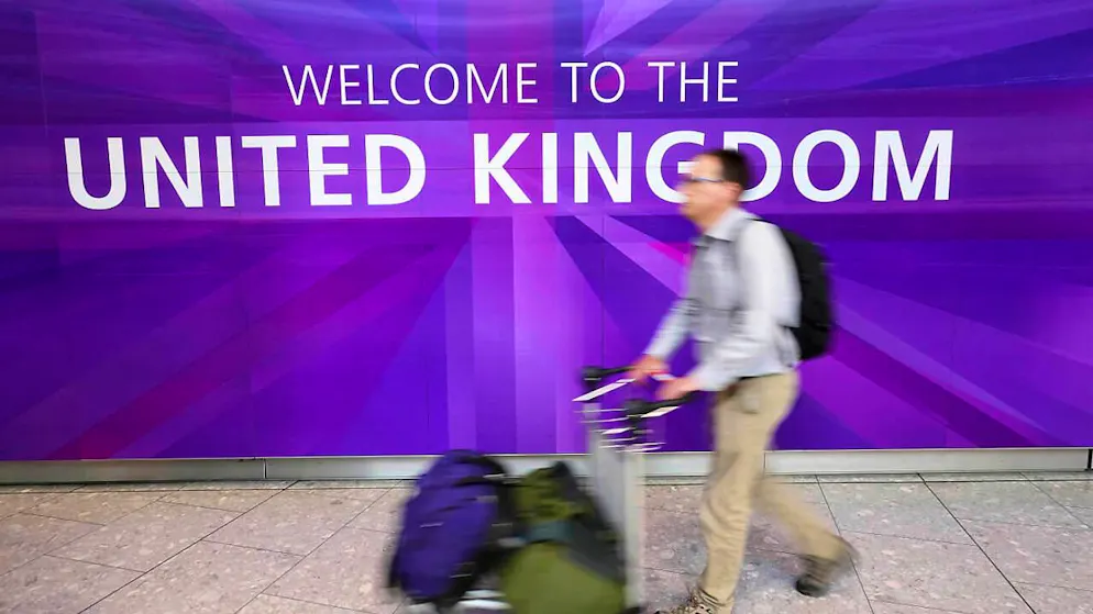 Ein Reisender kommt am Terminal 5 auf dem Flughafen Heathrow an, der nach einem Brand langsam den Flugbetrieb wieder aufnimmt. Foto: Kirsty Wigglesworth/AP/dpa