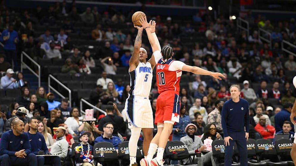 Kyshawn George  in Rot versucht, den Gegenspieler zu blocken