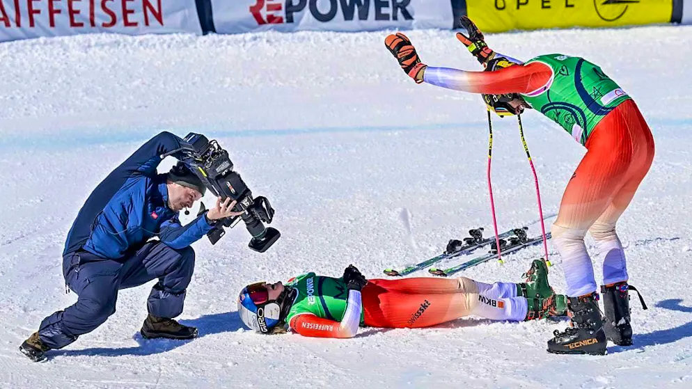 Ryan Regez (right) knows who he has to thank for his second World Championship gold medal: When the triumph is perfect, the Bernese bends in front of Fanny Smith