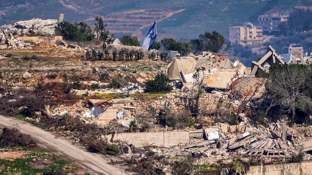 ARCHIV - Israelische Soldaten stehen neben einer israelischen Flagge in einem Dorf im Südlibanon, aufgenommen im Norden von Israel. Foto: Ariel Schalit/AP/dpa