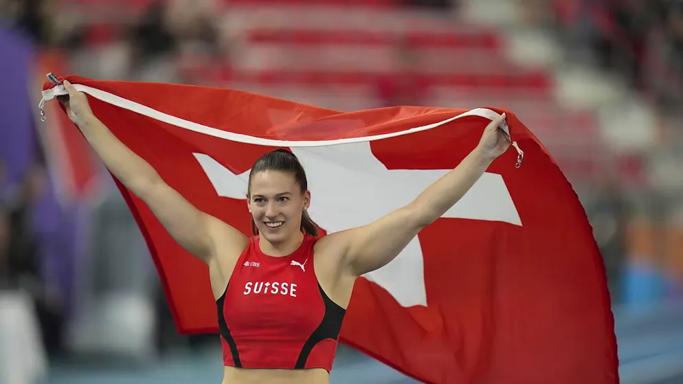 Angelica Moser mit der Schweizer Flagge: Erstmals jubelt die Zürcherin an Weltmeisterschaften der Elite.