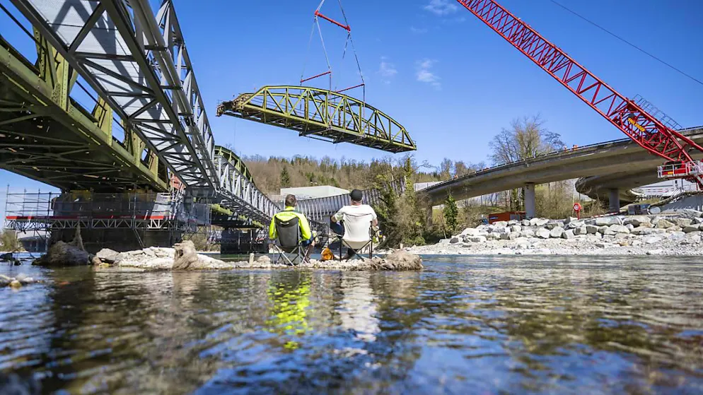 Eine von drei Stahlkonstruktionen der Reussbrücke Fluhmühle aus dem Jahr 1920 wird für Sanierungsarbeiten mit einem Raupenkran abgehoben und anschliessend abtransportiert.